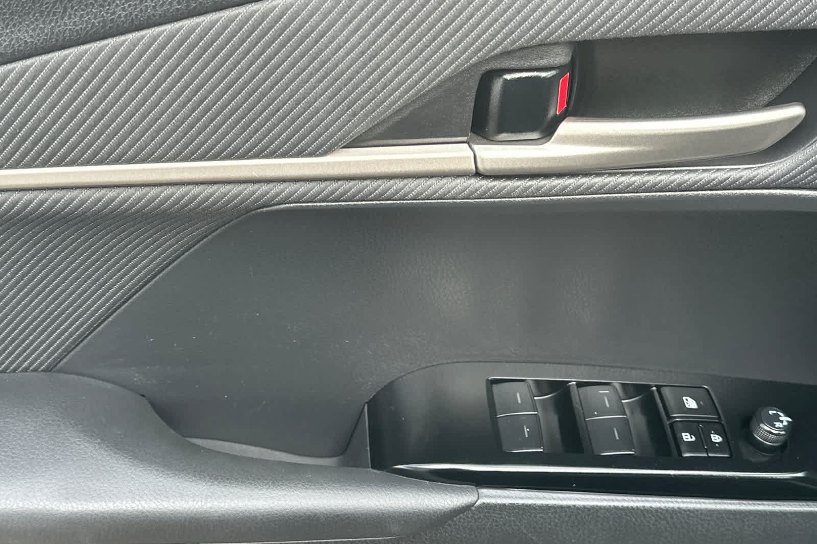 Used 2025 Toyota Camry SE FWD image 12