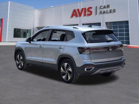 Used 2025 Volkswagen Taos SE AWD/4WD image 9