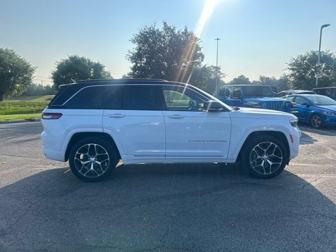 Used 2025 Jeep Grand Cherokee Summit AWD/4WD image 2