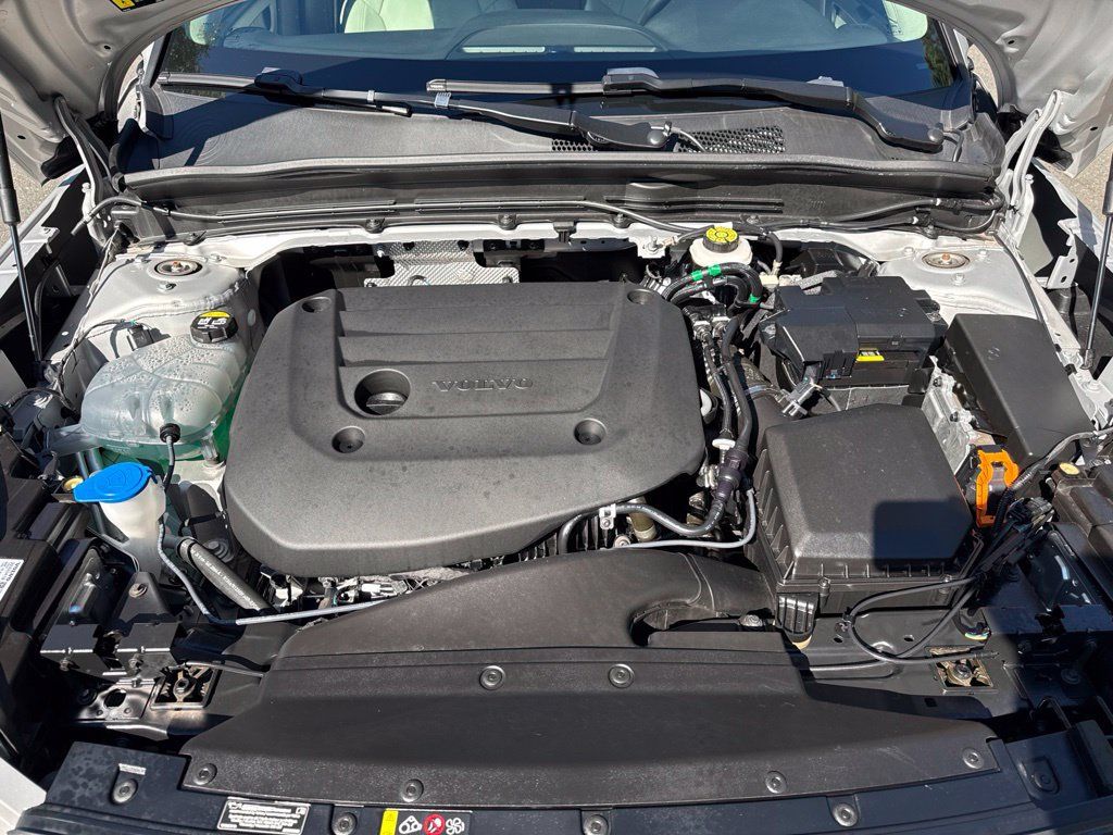 Used 2025 Volvo XC40 B5 Plus AWD/4WD image 43