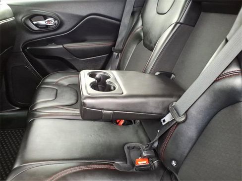 Used 2019 Jeep Cherokee Trailhawk w/ Cold Weather Group image 10