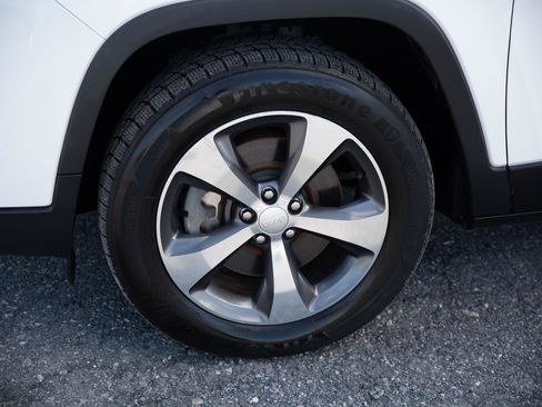 Used 2019 Jeep Cherokee Limited AWD/4WD image 9