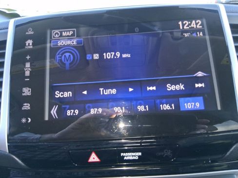 Used 2018 Honda Pilot Touring image 22