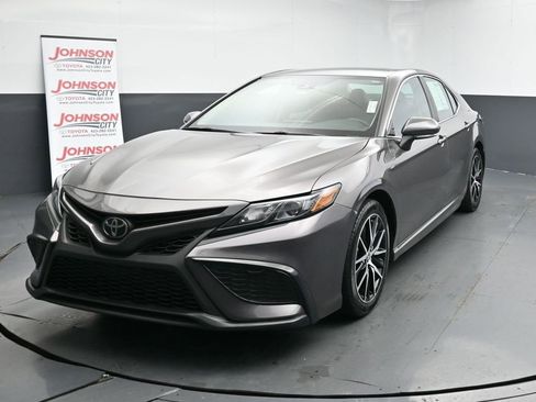 Used 2023 Toyota Camry SE image 4