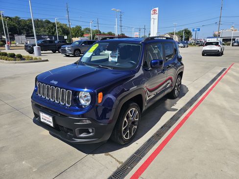 Used 2016 Jeep Renegade Latitude w/ Popular Equipment Group image 11