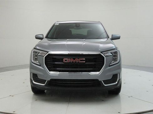 Used 2024 GMC Terrain SLE image 2