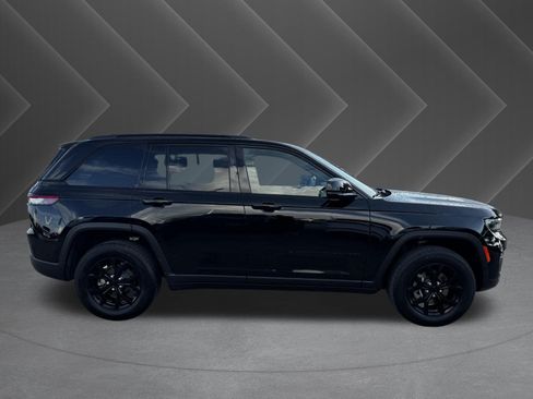 Used 2025 Jeep Grand Cherokee Altitude AWD/4WD image 5