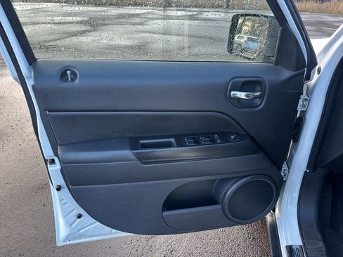 Used 2014 Jeep Patriot Latitude w/ Sun/Sound Group image 18