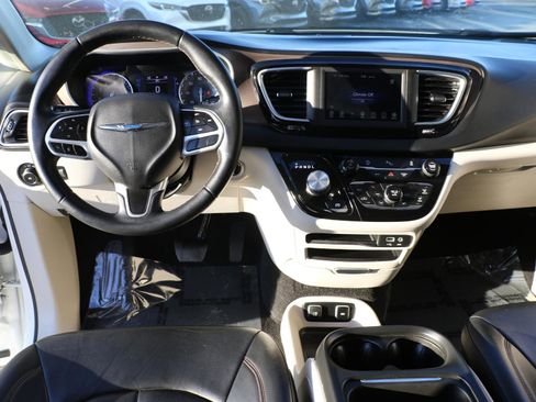 Used 2018 Chrysler Pacifica Touring-L image 12