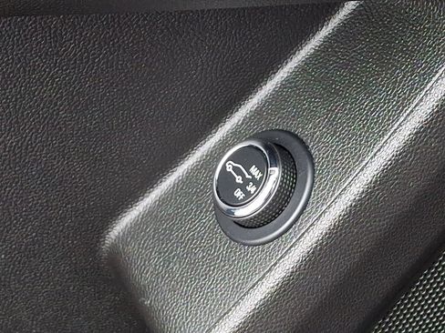 Used 2021 Chevrolet Traverse LT image 26