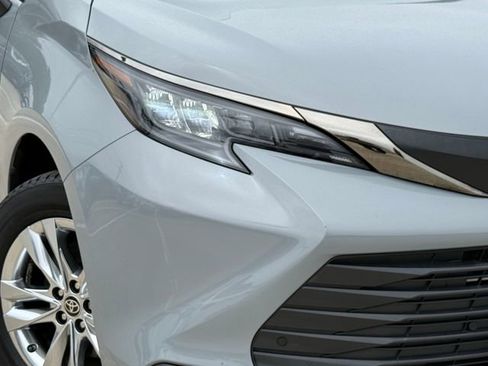 Used 2022 Toyota Sienna XLE Woodland Edition AWD/4WD image 3
