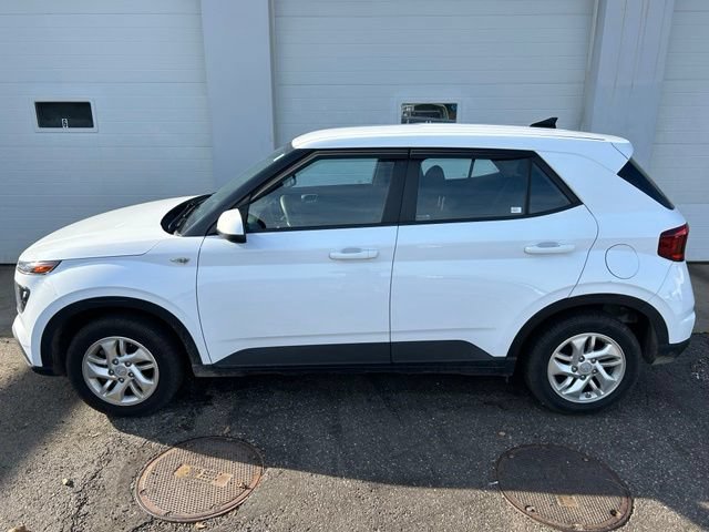 Used 2022 Hyundai Venue SE w/ Cargo Package FWD image 3