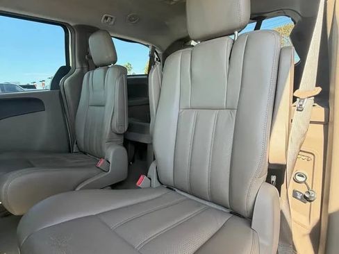 Used 2012 Chrysler Town & Country Touring w/ Entertainment Group #1 FWD image 9