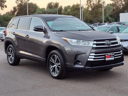 Used 2019 Toyota Highlander LE image 3