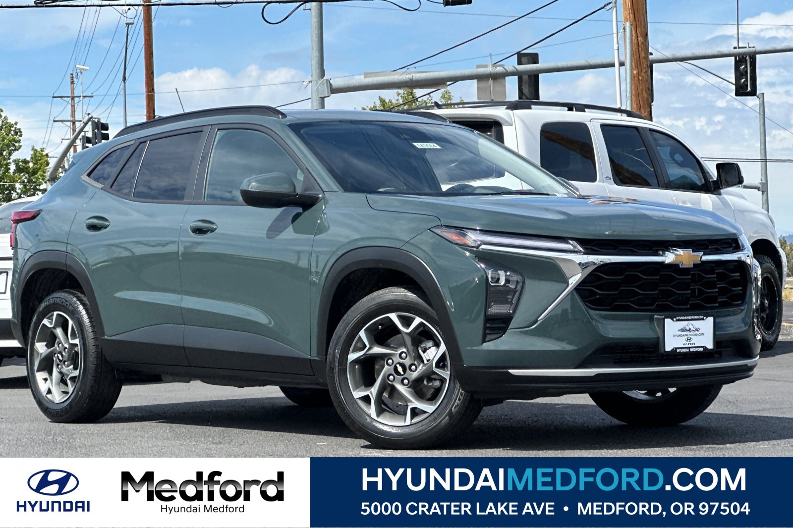 Used 2025 Chevrolet Trax LT FWD image 1