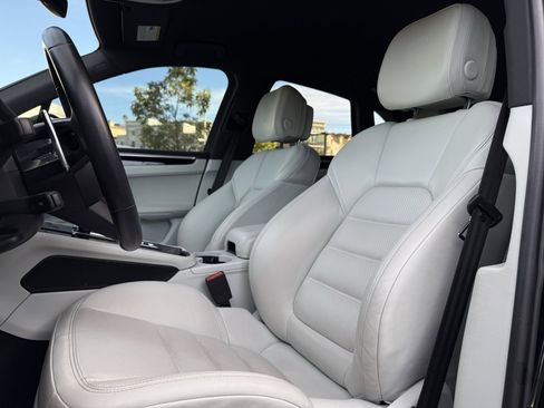 Certified 2023 Porsche Macan Turbo image 5