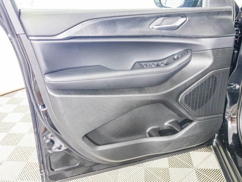 New 2025 Jeep Grand Cherokee Altitude image 18