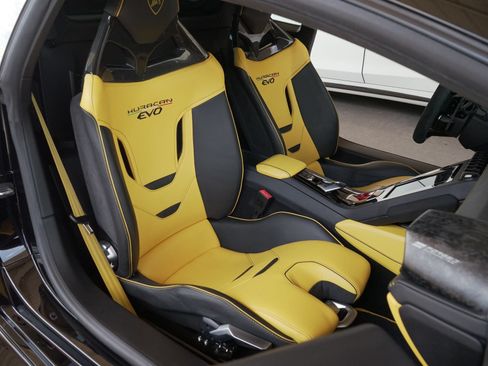 Used 2021 Lamborghini Huracan EVO RWD image 9