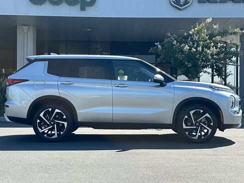 Used 2024 Mitsubishi Outlander SE image 3