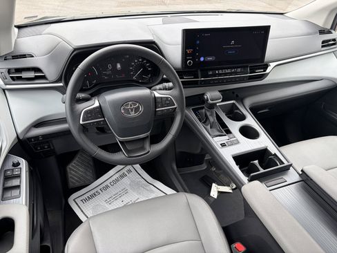 Used 2026 Toyota Sienna XLE FWD image 11