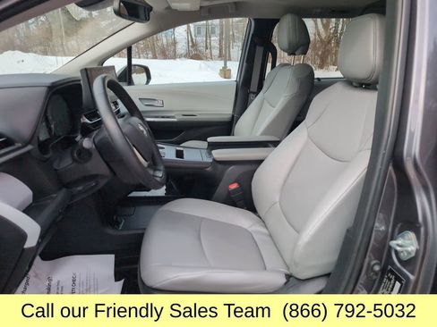 Used 2025 Toyota Sienna XLE image 11