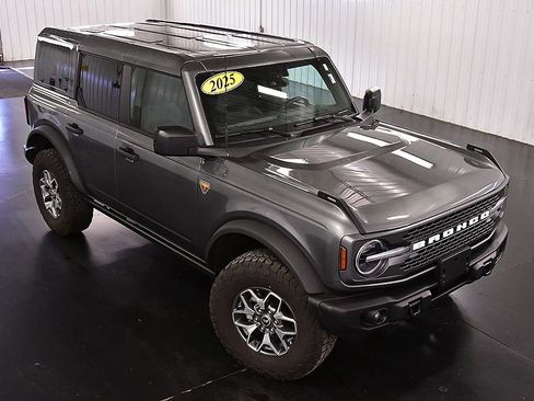Used 2025 Ford Bronco Badlands image 14