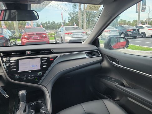 Used 2020 Toyota Camry SE FWD image 17