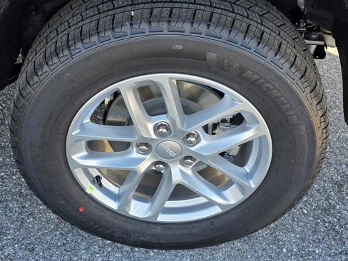 New 2025 Jeep Grand Cherokee Laredo X w/ Luxury Tech Group I image 34