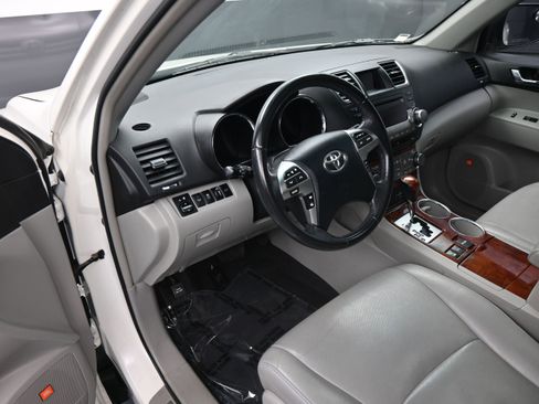 Used 2011 Toyota Highlander Limited w/ Tow Pkg AWD/4WD image 12