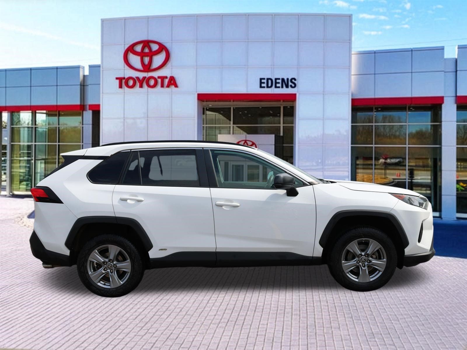Used 2022 Toyota RAV4 LE AWD/4WD image 2