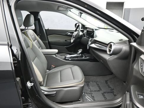 Used 2025 Chevrolet Trax ACTIV FWD image 39
