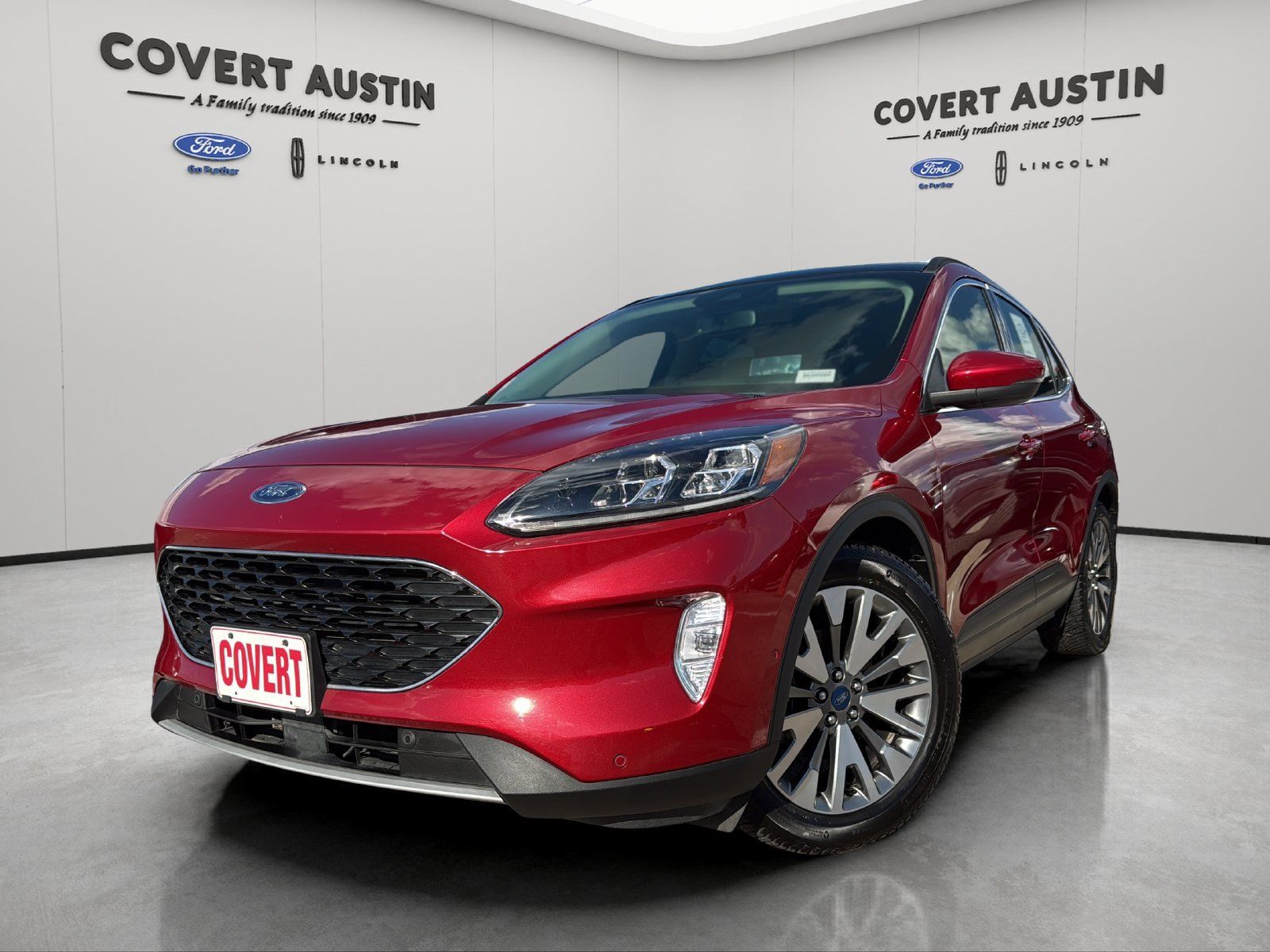 Used 2020 Ford Escape Titanium FWD image 1