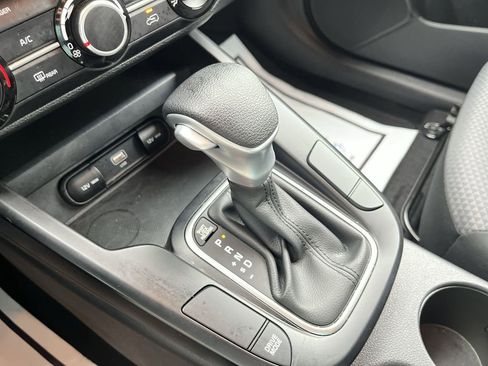 Used 2025 Kia Soul LX w/ LX Technology Package FWD image 19