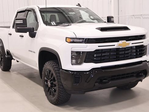 Used 2025 Chevrolet Silverado 2500 Custom w/ Custom Value Package AWD/4WD image 3