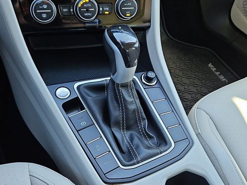 Used 2023 Volkswagen Jetta SE image 12