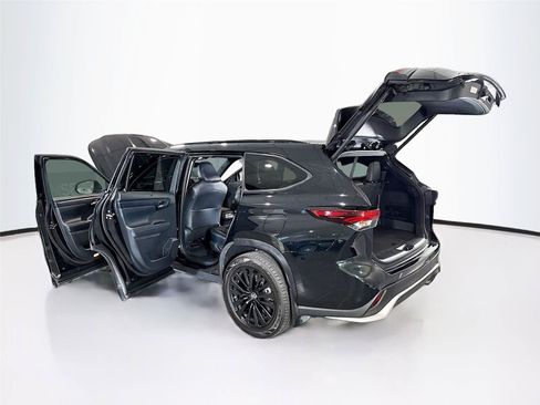 Used 2024 Toyota Highlander XSE FWD image 40