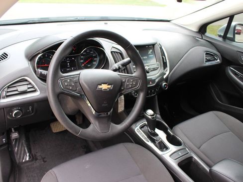 Used 2018 Chevrolet Cruze LT FWD image 16
