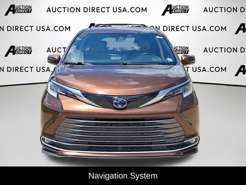 Used 2021 Toyota Sienna Limited image 2