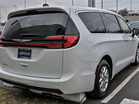 Used 2023 Chrysler Pacifica Touring-L image 9