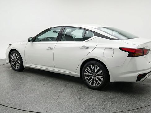 Used 2025 Nissan Altima 2.5 SV FWD image 6