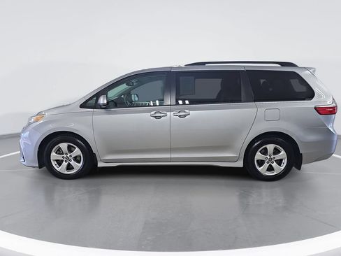 Used 2018 Toyota Sienna LE w/ Carpet Mat Package FWD image 7