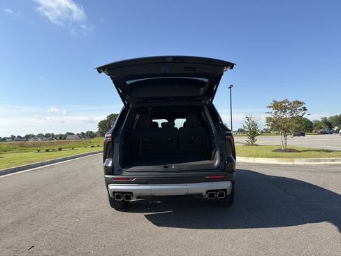 Used 2024 Chevrolet Traverse LT FWD image 7