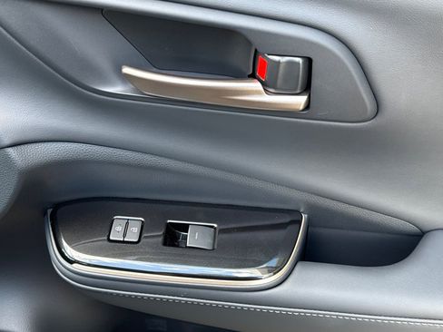 Certified 2025 Toyota Crown Signia image 24