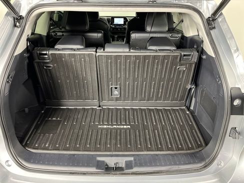 Used 2023 Toyota Highlander XLE image 16