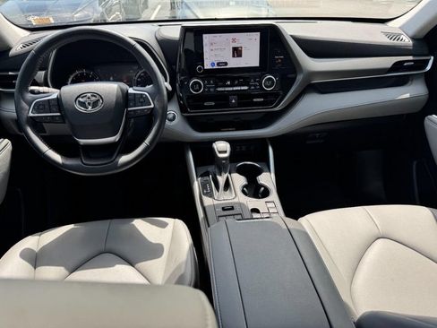 Used 2023 Toyota Highlander XLE AWD/4WD image 13
