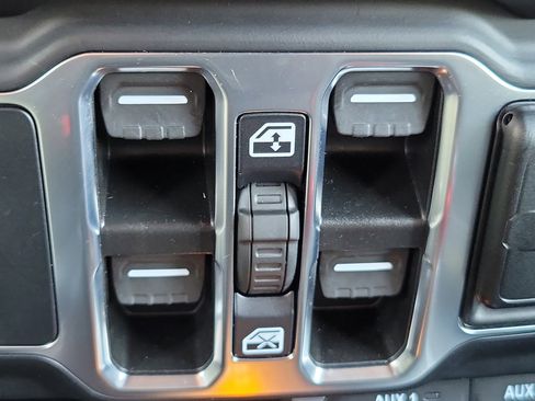 Used 2022 Jeep Wrangler Unlimited Sahara image 24