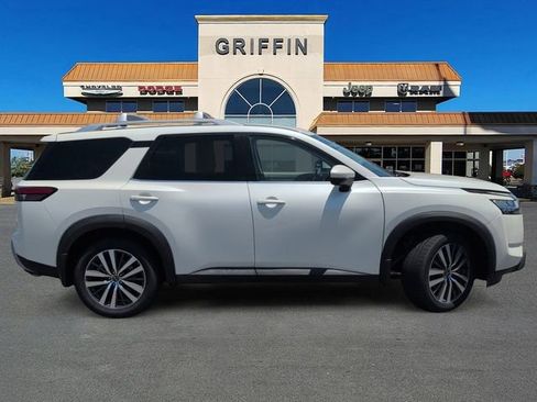 Used 2022 Nissan Pathfinder SL w/ SL Premium Package FWD image 3