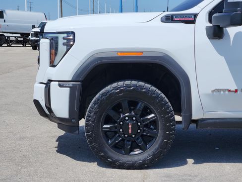 Used 2024 GMC Sierra 2500 AT4 w/ AT4 Premium Plus Package AWD/4WD image 9