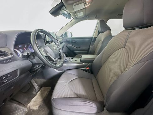 Used 2023 Toyota Highlander LE FWD image 13