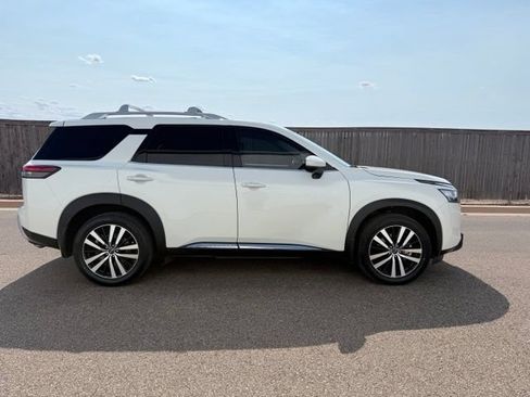 Certified 2024 Nissan Pathfinder Platinum FWD image 5